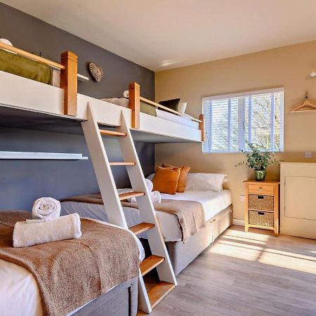 Wisteria View With Hottub & Cabin Sleeps 20 Chippenham  Dış mekan fotoğraf