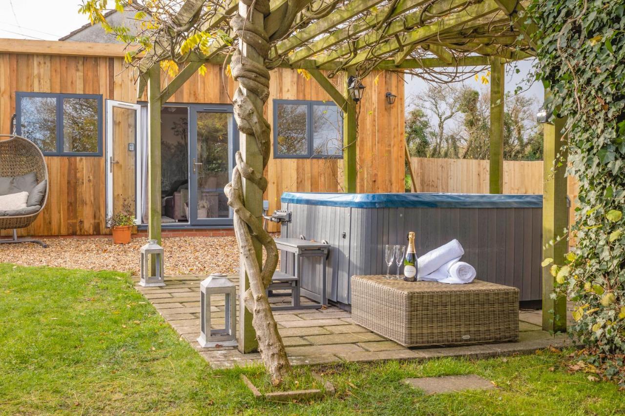 Wisteria View With Hottub & Cabin Sleeps 20 Chippenham  Dış mekan fotoğraf