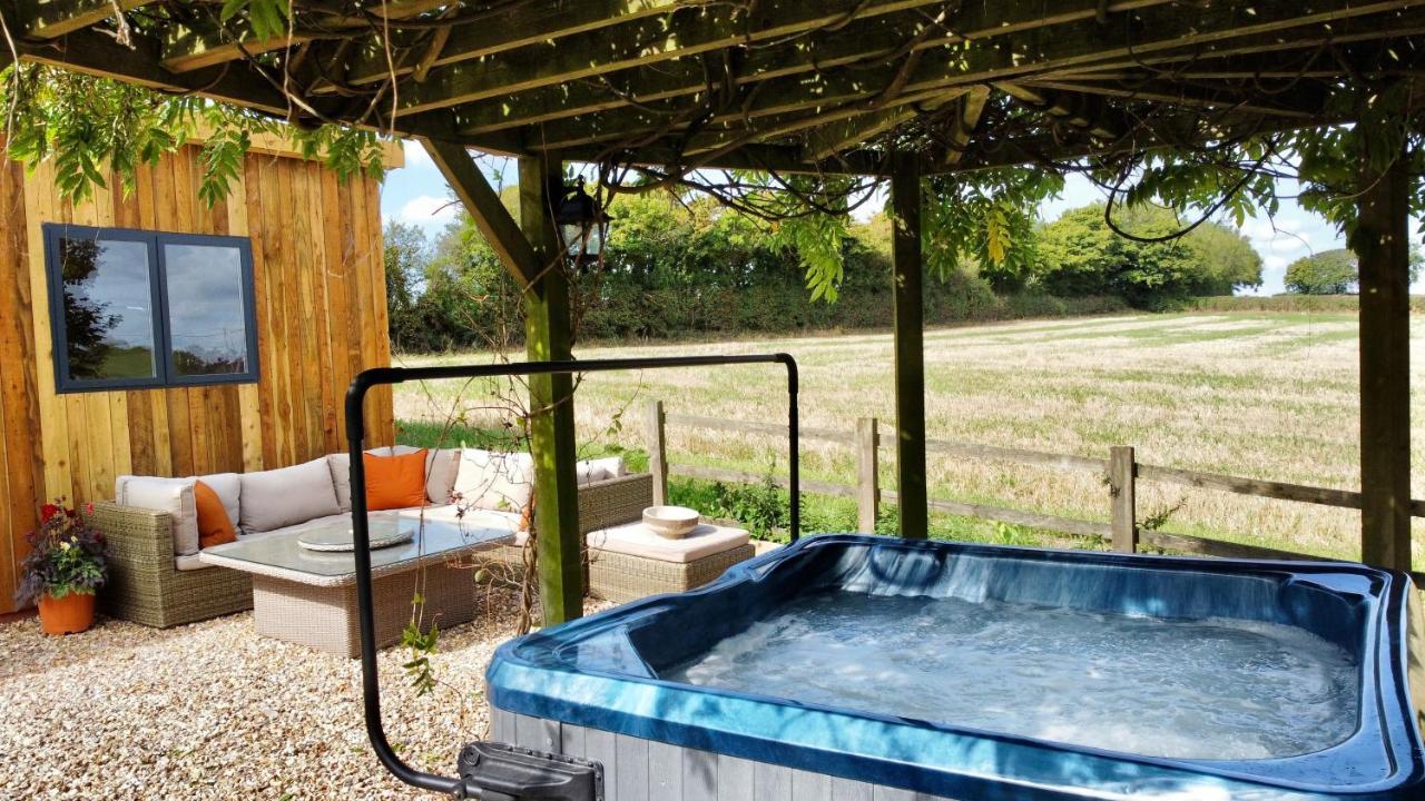 Wisteria View With Hottub & Cabin Sleeps 20 Chippenham  Dış mekan fotoğraf