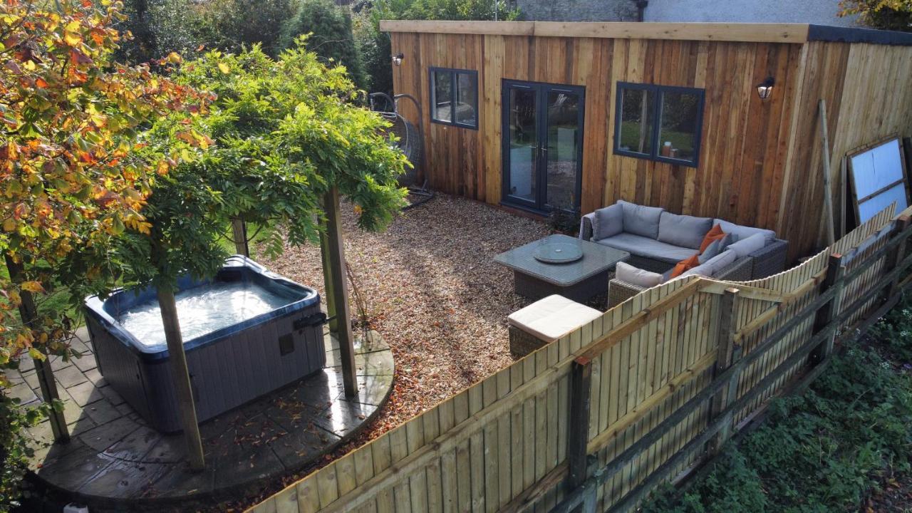 Wisteria View With Hottub & Cabin Sleeps 20 Chippenham  Dış mekan fotoğraf