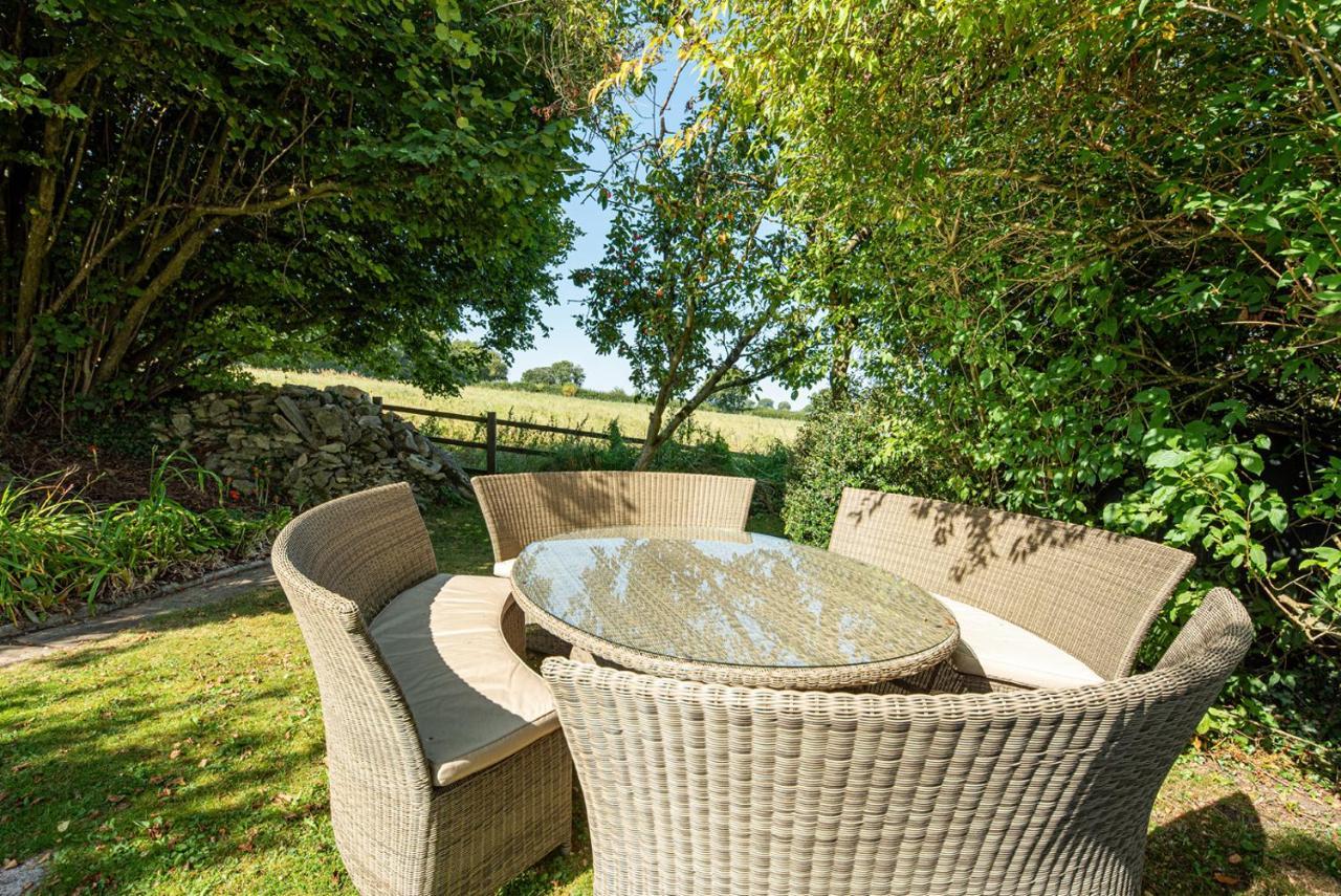Wisteria View With Hottub & Cabin Sleeps 20 Chippenham  Dış mekan fotoğraf