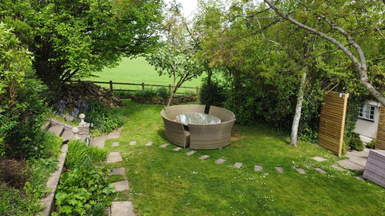 Wisteria View With Hottub & Cabin Sleeps 20 Chippenham  Dış mekan fotoğraf