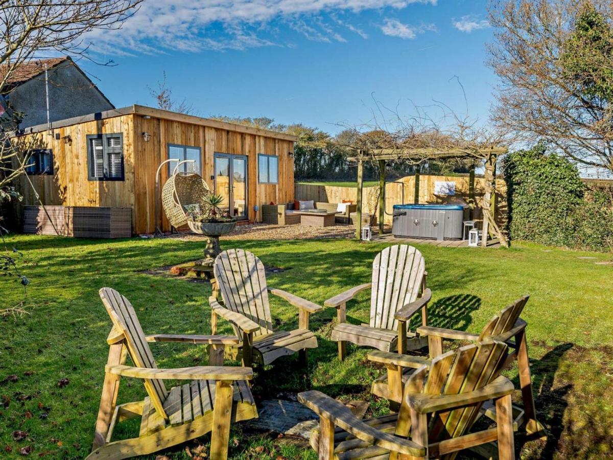 Wisteria View With Hottub & Cabin Sleeps 20 Chippenham  Dış mekan fotoğraf